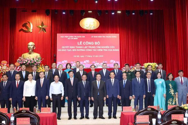 Ảnh: Đồng chí Trần Cẩm Tú dự Lễ công bố Quyết định thành lập Trung tâm Nghiên cứu và đào tạo, bồi dưỡng công tác kiểm tra của Đảng