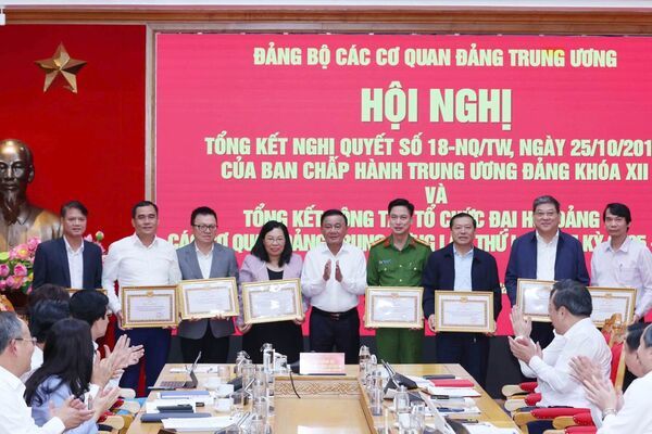 Ảnh: Đảng bộ các cơ quan Đảng Trung ương tổng kết việc thực hiện Nghị quyết 18-NQ/TW và công tác tổ chức Đại hội Đảng bộ