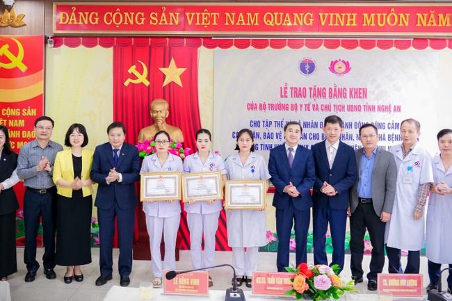 9 tập thể, cá nhân dũng cảm bảo vệ bệnh nhân tại Bệnh viện Sản Nhi Nghệ An được Bộ Y tế và UBND tỉnh Nghệ An tặng Bằng khen