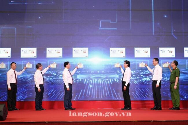Khai trương mô hình “Trạm  dịch vụ công số”