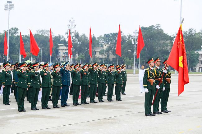 Đoàn đại biểu dự Đại hội Phụ nữ Quân đội lần thứ VIII báo công dâng Bác