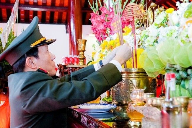 Đoàn công tác Bộ Công an dâng hương cố Bộ trưởng Trần Quốc Hoàn