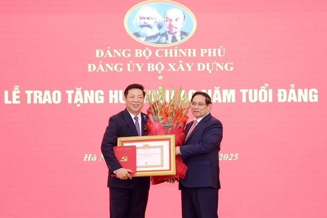 Trao Huy hiệu 40 năm tuổi Đảng tặng Bộ trưởng Bộ Xây dựng Trần Hồng Minh