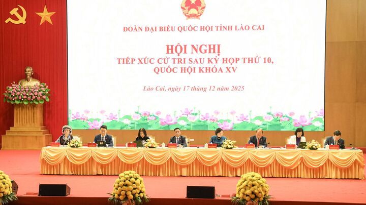 Ảnh: Đồng chí Thường trực Ban Bí thư Trần Cẩm Tú tiếp xúc cử tri tỉnh Lào Cai sau Kỳ họp thứ 10, Quốc hội khóa XV