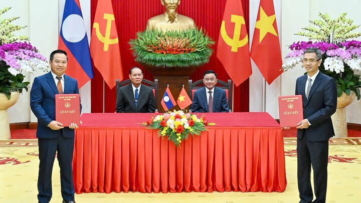 [Ảnh] Đồng chí Thường trực Ban Bí thư Trần Cẩm Tú và Thường trực Ban Bí thư Lào chứng kiến lễ trao văn kiện hợp tác