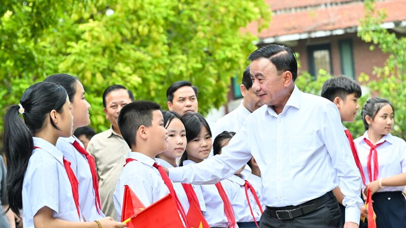 [Ảnh] Đồng chí Thường trực Ban Bí thư Trần Cẩm Tú thăm, tặng quà Làng trẻ em SOS Hà Nội
