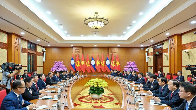 [Ảnh] Đồng chí Thường trực Ban Bí thư Trần Cẩm Tú hội đàm với Thường trực Ban Bí thư Trung ương Đảng Nhân dân Cách mạng Lào