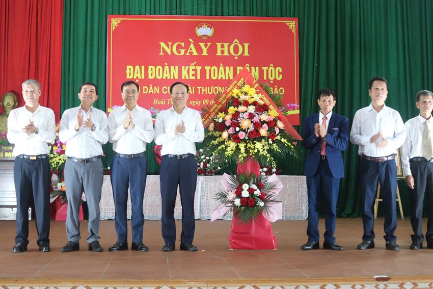 Phó Chủ tịch UBND tỉnh Phạm Văn Thịnh dự Ngày hội Đại đoàn kết toàn dân tại thôn Hoài Thượng (xã Liên Bão)