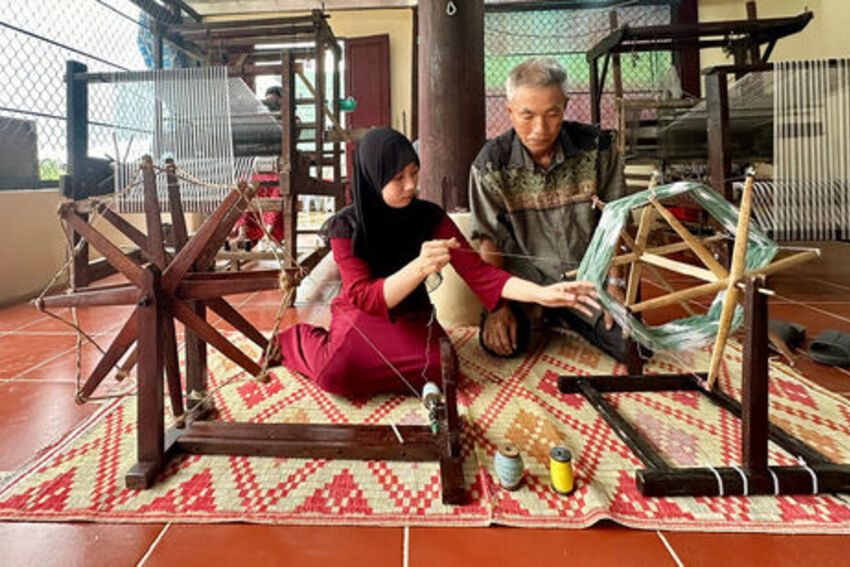 Giữ nghề dệt thổ cẩm
