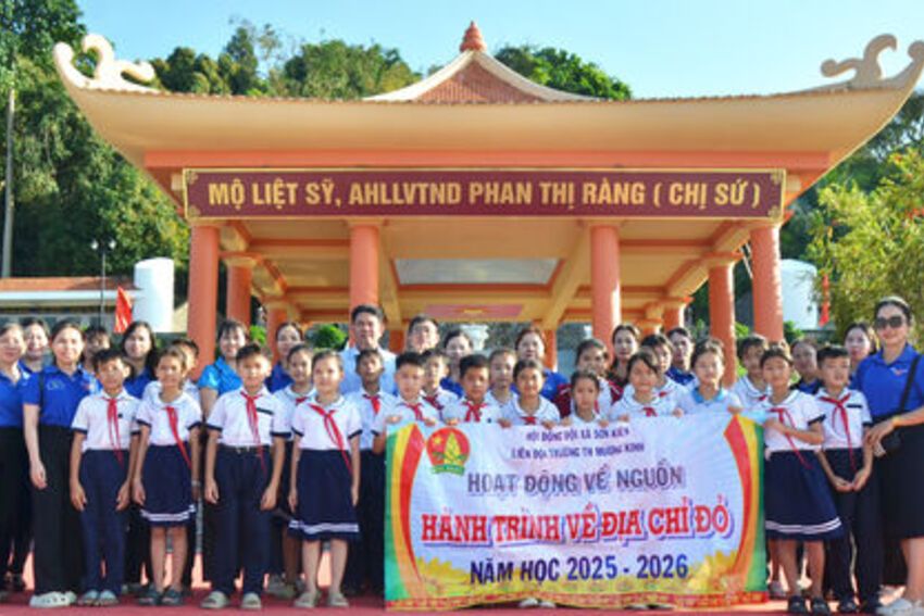 Thăm di tích lịch sử Ba Hòn