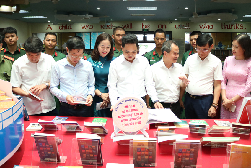 Bắc Ninh khai mạc trưng bày tư liệu chuyên đề "Hồ Chí Minh - Cuộc hành trình của thời đại"