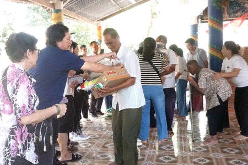 Trao 200 phần quà cho đồng bào Khmer xã An Cư và phường Tịnh Biên