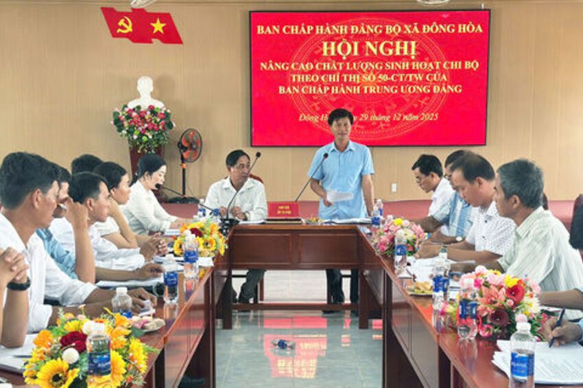 Chi bộ sinh hoạt điểm ở xã Đông Hòa