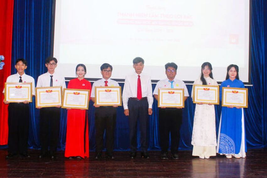 Học Bác từ giảng đường