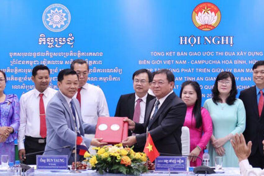 An Giang - Kep tăng cường hợp tác xây dựng đường biên giới hòa bình, hữu nghị