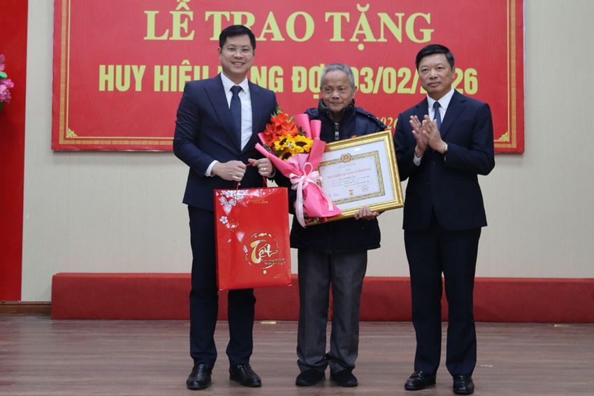 Phó Chủ tịch UBND tỉnh Đào Quang Khải dự Lễ trao Huy hiệu Đảng tại Đảng bộ xã Tam Tiến