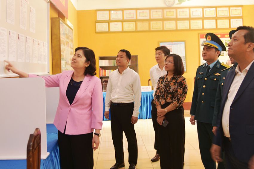 Phó Chủ tịch Thường trực HĐND tỉnh Trần Thị Hằng kiểm tra công tác bầu cử tại phường Trí Quả và Song Liễu