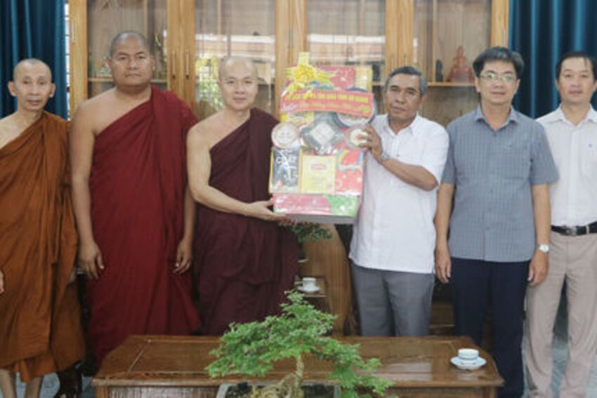 Sở Dân tộc và Tôn giáo tỉnh An Giang thăm, tặng quà các tổ chức tôn giáo, chức sắc tiêu biểu