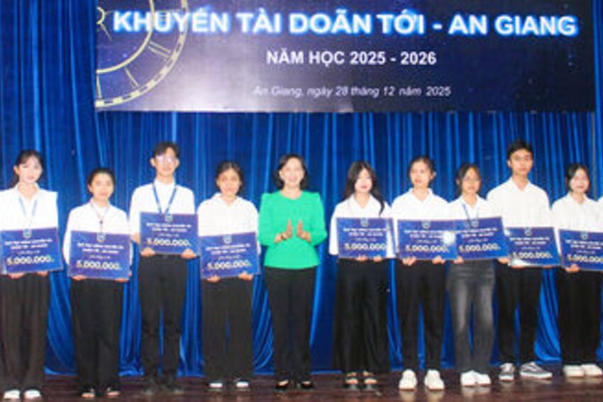 Học bổng Doãn Tới viết tiếp ước mơ