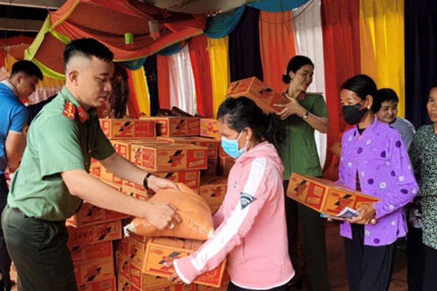 Tuyên truyền phòng, chống HIV/AIDS và trao quà cho đồng bào Khmer xã An Cư