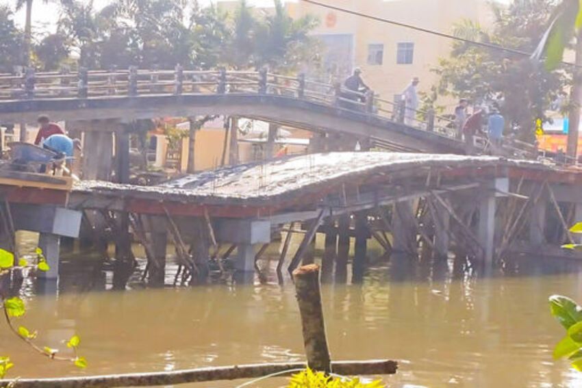 Sập nền móng cầu Vân Khánh đang thi công