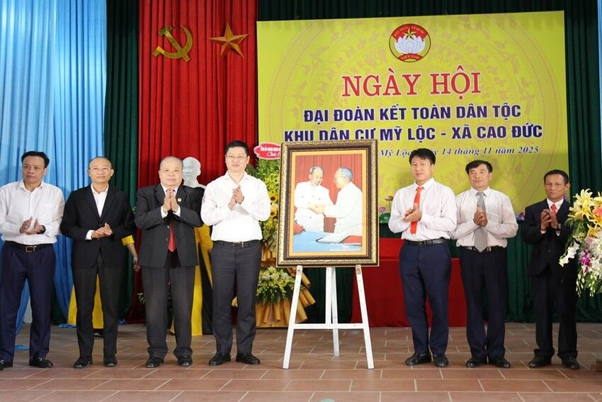 Chủ nhiệm Ủy ban Kiểm tra Tỉnh ủy Trần Huy Phương dự Ngày hội Đại đoàn kết toàn dân tộc tại xã Cao Đức