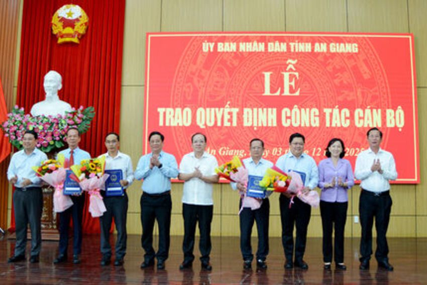 UBND tỉnh An Giang trao quyết định công tác cán bộ