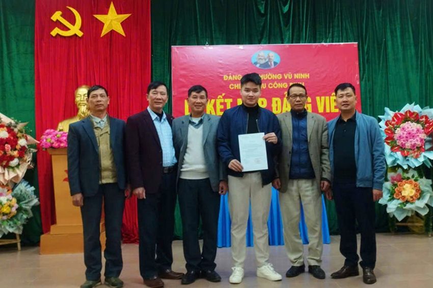 Quan tâm tạo nguồn kế cận cho Đảng