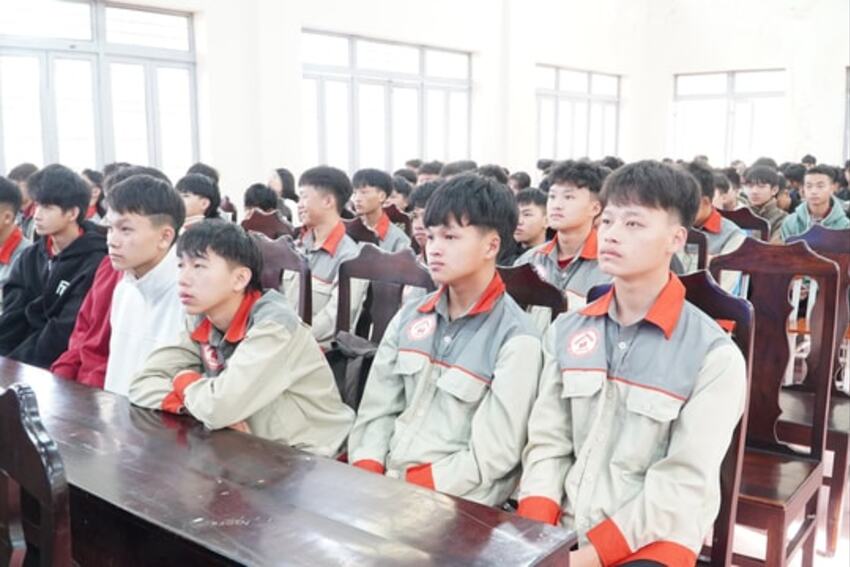 Hơn 300 học sinh, sinh viên được bồi dưỡng chuyên đề về Chỉ thị 05