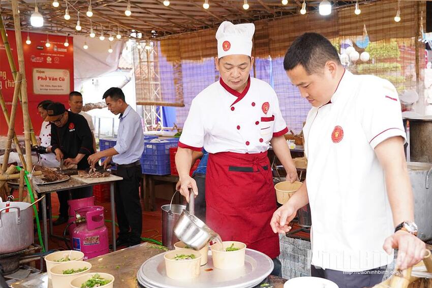 Rộn ràng chương trình tham quan trải nghiệm phở Vân Cù