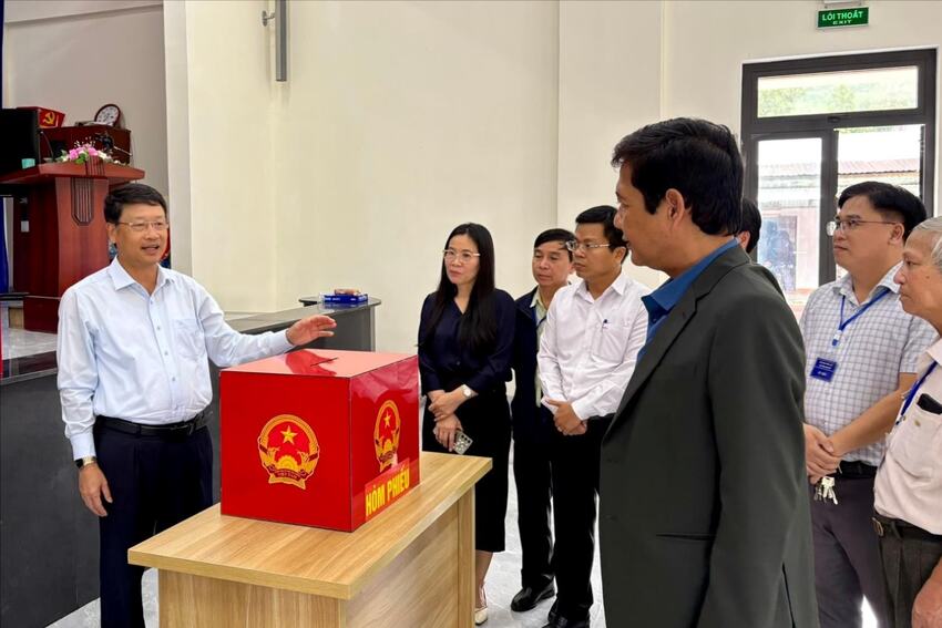 Phó Bí thư Thành ủy Ngô Xuân Thắng kiểm tra công tác chuẩn bị bầu cử tại xã Thạnh Mỹ