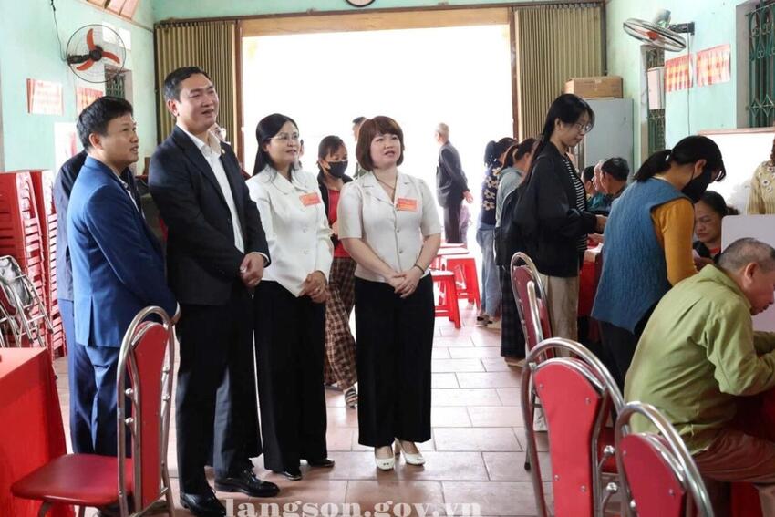 Đồng chí Nguyễn Cảnh Toàn, Chủ tịch UBND tỉnh kiểm tra công tác bầu cử tại xã Hữu Lũng