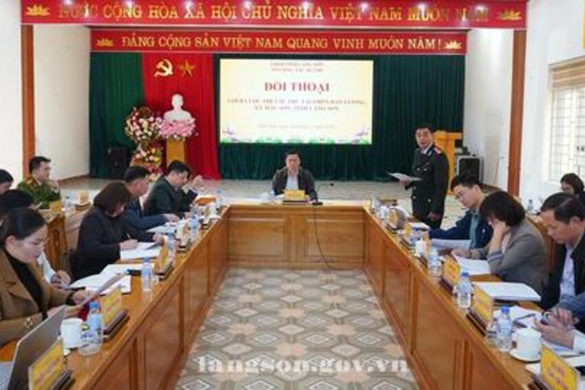 Đồng chí Đinh Hữu Học, Phó Chủ tịch Thường trực UBND tỉnh, Tổ phó Thường trực Tổ công tác 2305 đối thoại với bà Lộc Thị Tầu