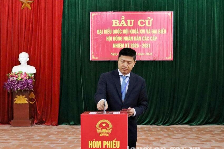 Đồng chí Vũ Hoàng Anh, Phó Bí thư Tỉnh ủy dự lễ khai mạc và bỏ phiếu bầu cử tại khu vực bỏ phiếu tại khu vực bỏ phiếu số 3, nhà văn hóa thôn Hoàng Văn Thụ, xã Bắc Sơn