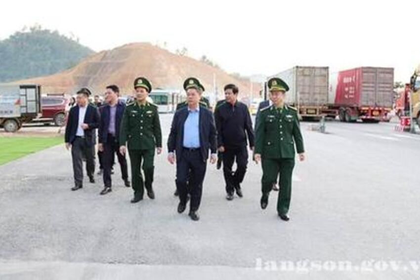 Đồng chí Đoàn Thanh Sơn, Phó Chủ tịch UBND tỉnh kiểm tra công tác chuẩn bị tổ chức Lễ khánh thành đường chuyên dụng vận chuyển hàng hóa tại Cửa khẩu Quốc tế Hữu Nghị
