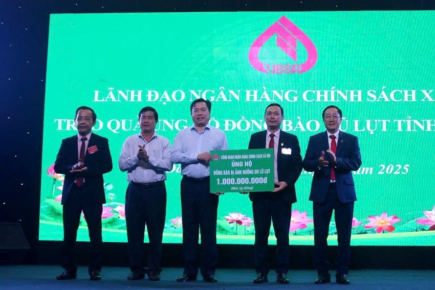 Ngân hàng Chính sách Xã hội Việt Nam trao 1 tỷ đồng hỗ trợ tỉnh Đắk Lắk khắc phục hậu quả thiên tai