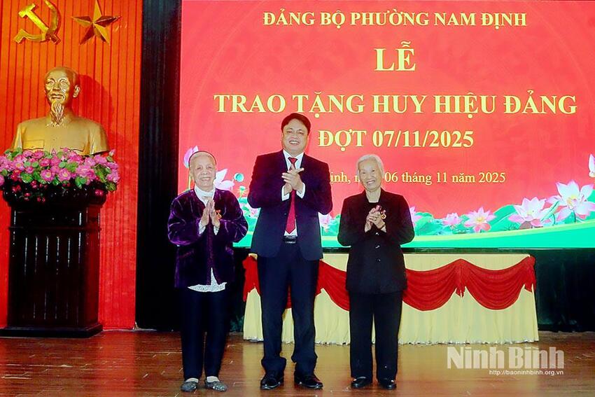 175 đồng chí đảng viên phường Nam Định được trao Huy hiệu Đảng đợt 07/11/2025