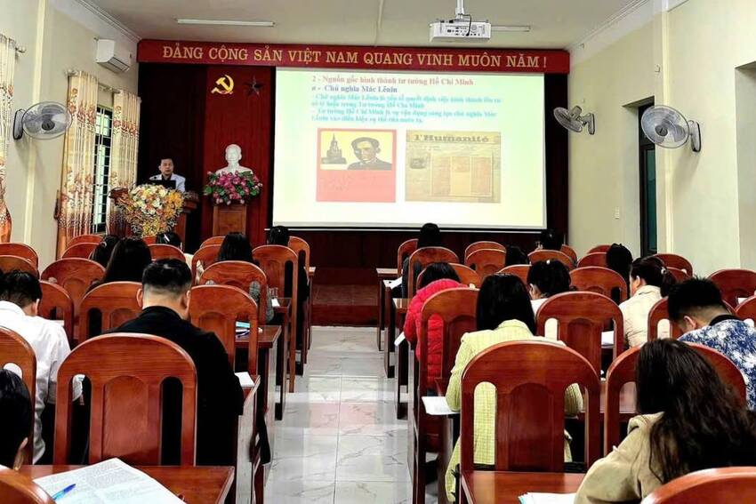 Đảng uỷ UBND tỉnh phối hợp tổ chức Khai giảng lớp bồi dưỡng lý luận chính trị dành cho đảng viên mới khoá II, nhiệm kỳ 2025-2030