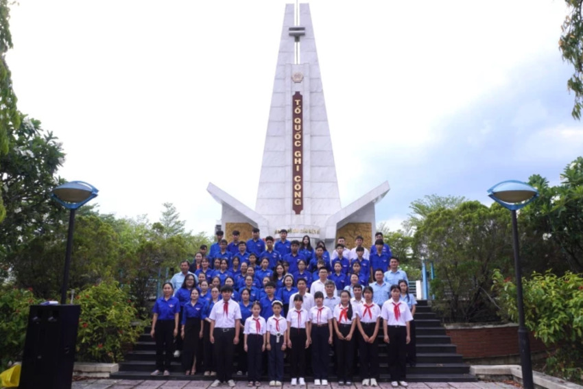 Đoàn xã Vạn Ninh dâng hoa, dâng hương kỷ niệm 136 năm Ngày sinh Chủ tịch Hồ Chí Minh