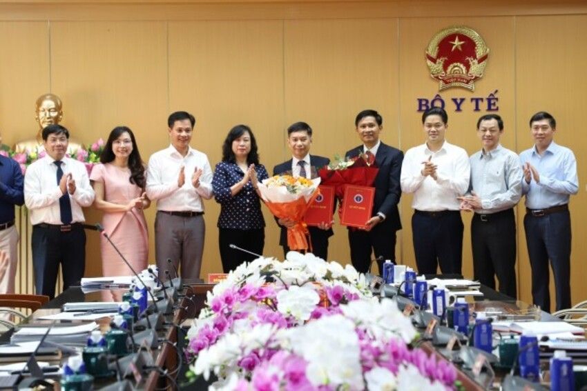 Bộ trưởng Bộ Y tế Đào Hồng Lan trao Quyết định bổ nhiệm, điều động, bổ nhiệm lại cán bộ lãnh đạo đơn vị thuộc Bộ