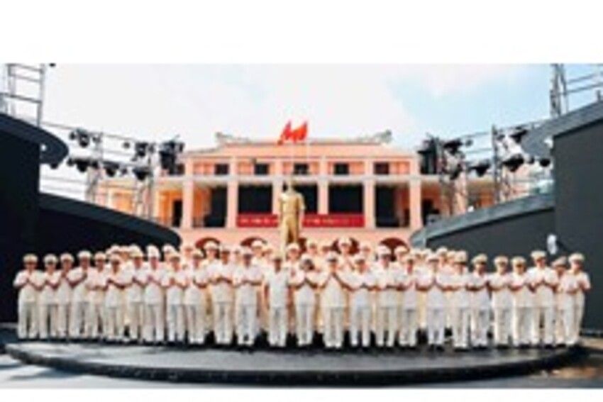 Đoàn đại biểu TPHCM tưởng niệm Chủ tịch Hồ Chí Minh nhân kỷ niệm 80 năm ngày Truyền thống CAND