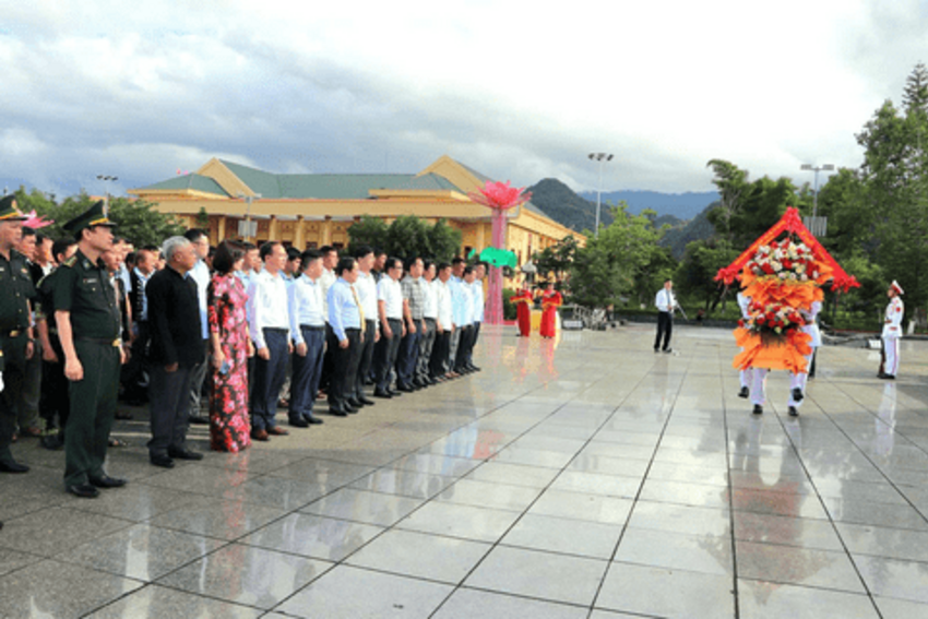 Đoàn đại biểu Chương trình “Điểm tựa của bản làng” dâng hoa tại Tượng đài Bác Hồ với đồng bào các dân tộc tỉnh Lai Châu