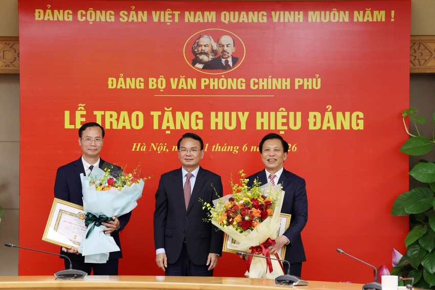 Trao Huy hiệu 30 năm tuổi Đảng cho đảng viên thuộc Đảng bộ Văn phòng Chính phủ