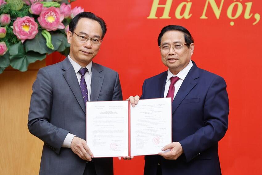 Thủ tướng trao quyết định giao Quyền Bộ trưởng Bộ Giáo dục và Đào tạo đối với đồng chí Hoàng Minh Sơn