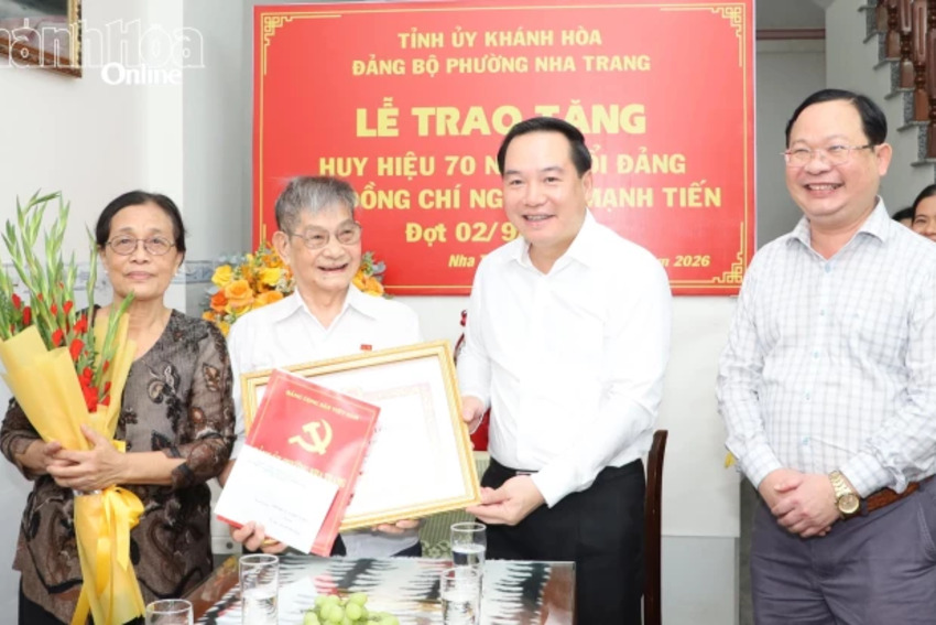 Phó Bí thư Thường trực Tỉnh ủy Hồ Xuân Trường trao Huy hiệu 70 năm tuổi Đảng cho đảng viên Nguyễn Mạnh Tiến