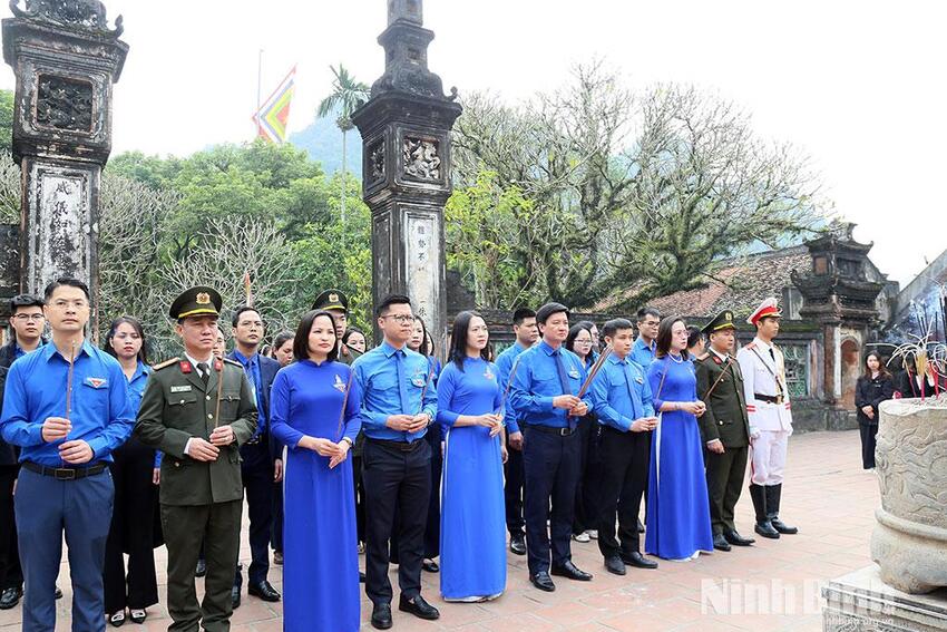 Tỉnh đoàn tổ chức lễ dâng hương, báo công trước thềm Đại hội đại biểu Đoàn TNCS Hồ Chí Minh tỉnh Ninh Bình lần thứ I