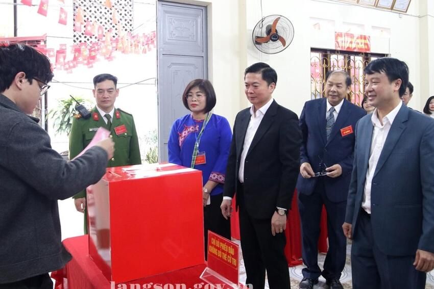 Đồng chí Đinh Hữu Học, Uỷ viên Ban Thường vụ Tỉnh uỷ, Phó Chủ tịch Thường trực UBND tỉnh kiểm tra công tác bầu cử tại một số khu vực bỏ phiếu trên địa bàn phường Kỳ Lừa