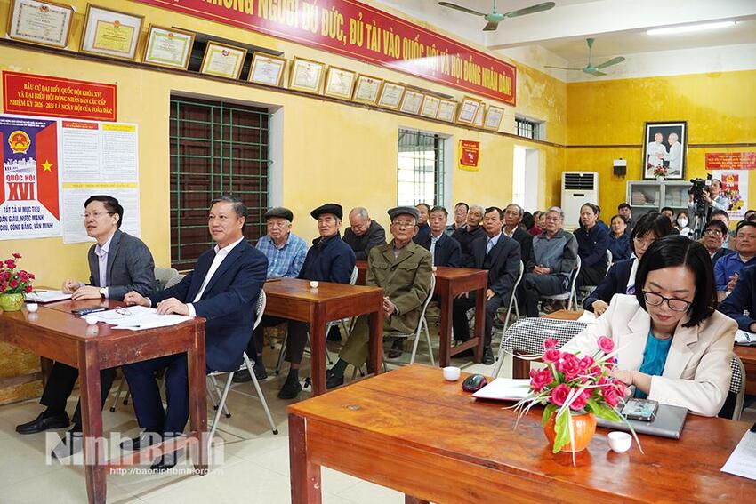 Đồng chí Trưởng Ban Tổ chức Tỉnh ủy Đinh Việt Dũng dự sinh hoạt tại Chi bộ Tổ dân phố Thanh Nộn 2 và kiểm tra công tác bầu cử tại một số địa phương