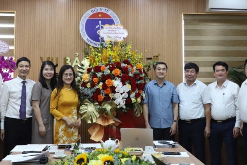 Thứ trưởng Bộ Y tế Trần Văn Thuấn chúc mừng Hội nghị điển hình tiên tiến năm 2025 của Vụ Bảo hiểm Y tế