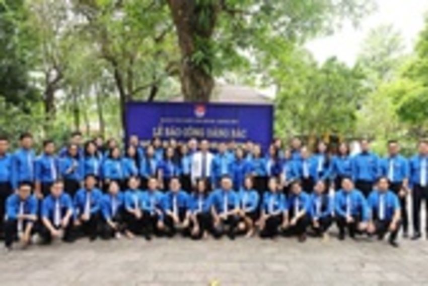 Nhà báo trẻ tiêu biểu thuộc Đoàn Thanh niên Chính phủ báo công dâng Bác